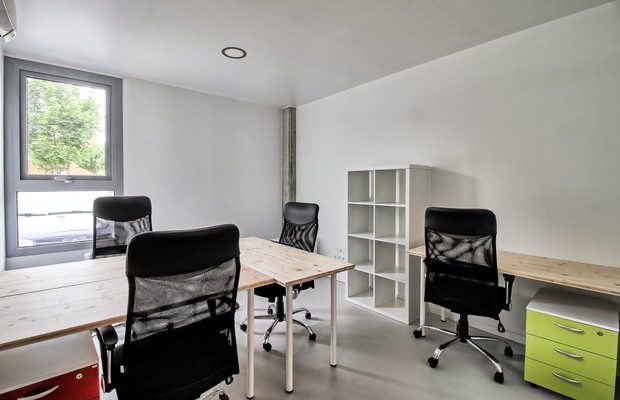 Bureau privé avec chaises et rangements